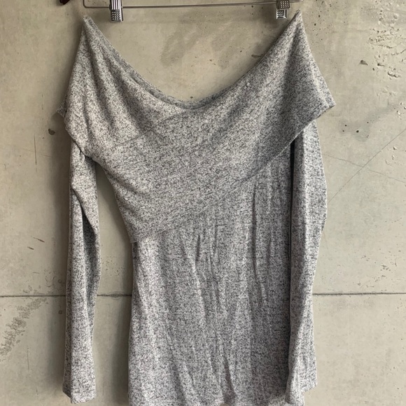 ๐2/$20๐ Fashion Nova off shoulder grey sweater - Picture 6 of 9